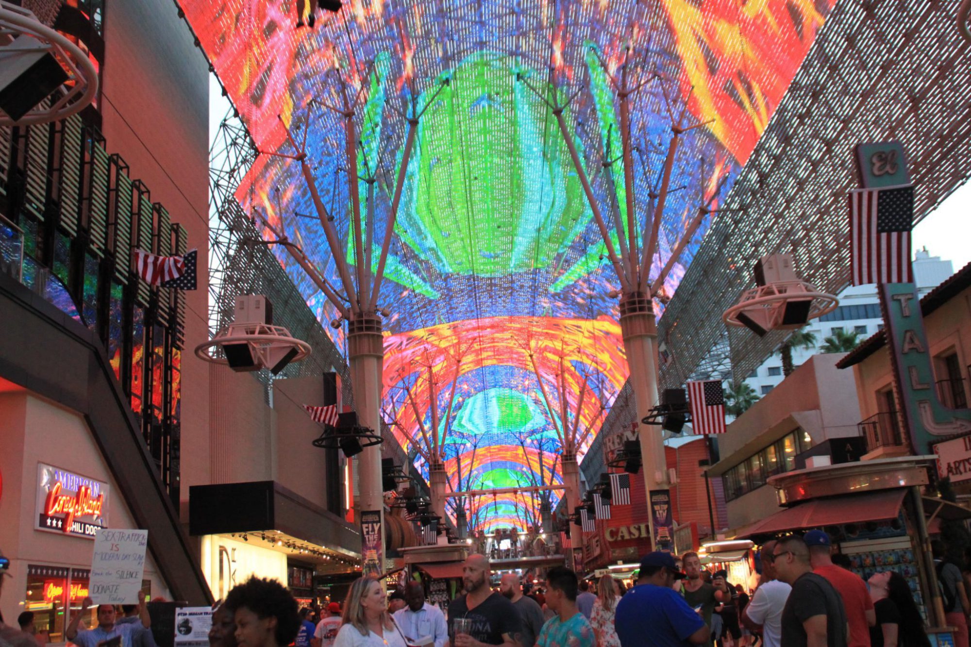 Wat kun je doen in Las Vegas met kinderen? Een heleboel! Wij slapen de eerste nachten op de camping bij Sam's Town. De kids vinden het bijbehorende hotel al een grote bezienswaardigheid; het gigantsiche casino, de "jungle tuin" met waterval en heuse licht show... het kan niet op! Maar eerst even terug naar onze eerste nacht in Vegas, want dat ging niet helemaal goed. Sinds Lotte 's nacht iedere keer Floris probeerde uit bed te duwen hebben de kids nu beide een apart bedje. Lotte slaapt op de "tafel" en Floris op de bank (beide uiteraard officiele slaapplaatsen). Toch schrikken we midden in de nacht wakker van een harde knal;gevolgd door gepiep. Lotte is uit haar bedje gevallen en blijkbaar zo hard dat ze niet meer kon schreeuwen, maar alleen nog kon piepen. Kev rent naat haar toe en kalmeert haar meteen. Het lijkt mee te vallen. Wanneer we de volgende ochtend wakker worden zien we echter dat haar lip enorm gezwollen is, bloed rondom haar mond en ook een straaltje bloed uit haar neus. Hmmmm met name bloed uit haar neus zit mij niet helemaal lekker. Naar alle waarschijnlijkheid is het een bloedneus van het vallen. Maar aangezien we over 3 dagen ook 18 uur moeten vliegen wil ik 100% zeker weten dat het bloed niet ergens anders vandaan komt. Na overleg met de receptie besluiten we toch even naar de huisarts te gaan. Die blijkt pas 09:00 open te gaan, het is nu 08:00, dus we ontbijten in de camper op de parkeerplaats. De assistente van de dokter werpt een blik op Lotte, vraagt haar leeftijd en verwijst ons door naar de spoedeisende hulp van het kinderziekenhuis. Daar aangekomen worden we direct geholpen, eerst wat algemene checks (gewicht, lengte, hartslag, temperatuur) en daarna komt de assistent kinderarts kijken. Na onderzoek geeft ze direct aan dat Lotte geen bloed achter haar trommelvliezen heeft, dus naast een gescheurde lip, is er niets aan de hand: fijn! Maar dan... worden we doorgesluisd naar een ruimte waar er betaald moet worden en ik sla stijl achterover.... we moeten zowaar 1.500USD afrekenen! OMG!! Nu snap ik waar alle problematiek ten aanzien de kosten voor zorg in de States vandaan komen, dit is waanzin! Dus swipe swipe met de credircard en na een onderzoek van 5min ben ik 1.500USD lichter. Snel verdiend... Hmmm door het heen en weer rijden en wachten heeft dit onze eerste dag grotendeels in beslag genomen. Wed hadden onze eerste dag Las Vegas met kinderen toch iets anders voorgesteld. Om toch nog wat te zien van de stad, nemen we 's avonds de gratis shuttle bus van Sam's Town naar Fremont Street. Floris moet even wennen aan al het "Vegas" geweld, Lotte is direct fan. Zodra Floris de overdekte, verlichte "videowall" ziet van Fremont is hij ook verkocht! Fremont Street blijft indrukwekkend en geeft toch wel het "ouderwertse" Vegas gevoel. Mooie afsluiter van onze eerste dag Las Vegas met kinderen, die iets anders liep dan van te voren bedacht ;). Tips & Tricks Las Vegas met kinderen KOA Sam's Town is een perfecte camping met zwembadje, gratis shuttle naar the Strip, Fremont Street en dichtbij de camper drop off punten Zorg dat je goed verzekerd bent voor buitenlandse medische kosten als je naar de States gaat, check of je zorgverzekering dit dekt, als niet verzeker je dan additioneel via een reisverzekering. Fremont Street is voor kleine kids waanzinnig leuk door de lampjes boven de straat, oudere kids kunnen zelfs aan een zip line over de straat vliegen Check ook onze video's en vlogs! Kids Love Travel: Las Vegas met kinderen Fremont Street Kids Love Travel: Las Vegas met kinderen Fremont Street Zip line Kids Love Travel: Las Vegas met kinderen Golden Nugget Kids Love Travel: Las Vegas met kinderen Showgirls Kids Love Travel: Las Vegas met kinderen Funny faces in de shuttle bus naar Fremont Street